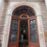 Il piano terra presenta uno zoccolo lavorato a bugnato e un grande portale di ingresso con arco a tutto sesto fiancheggiato da due colonne con capitelli decorati a motivi floreali